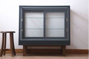 アンティーク家具　アンティーク　脚付き　台形型　ペイントガラスケース