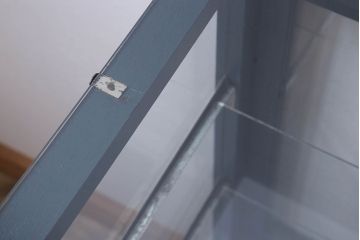 アンティーク家具　アンティーク　脚付き　台形型　ペイントガラスケース