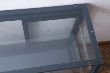 アンティーク家具　アンティーク　脚付き　台形型　ペイントガラスケース
