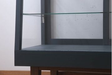 アンティーク家具　アンティーク　脚付き　台形型　ペイントガラスケース