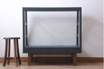 アンティーク家具　アンティーク　脚付き　台形型　ペイントガラスケース