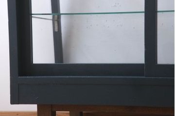 アンティーク家具　アンティーク　脚付き　台形型　ペイントガラスケース