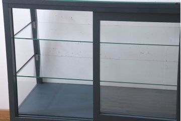 アンティーク家具　アンティーク　脚付き　台形型　ペイントガラスケース