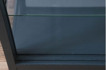 アンティーク家具　アンティーク　脚付き　台形型　ペイントガラスケース