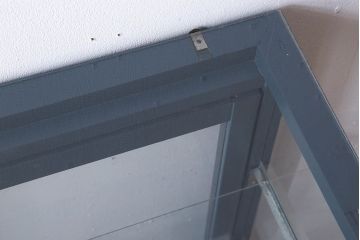 アンティーク家具　アンティーク　脚付き　台形型　ペイントガラスケース