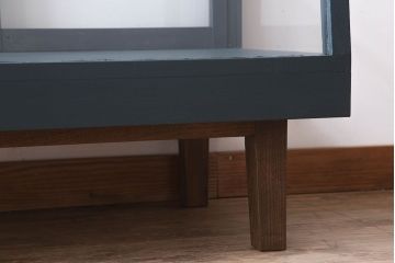 アンティーク家具　アンティーク　脚付き　台形型　ペイントガラスケース