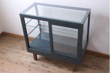 アンティーク家具　アンティーク　脚付き　台形型　ペイントガラスケース