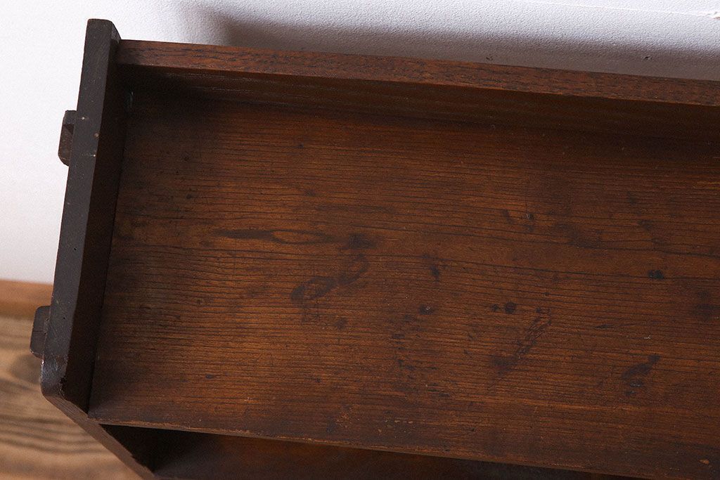 レトロ家具　栓材製　古い木のレトロな楔(くさび)式本棚(ディスプレイラック)