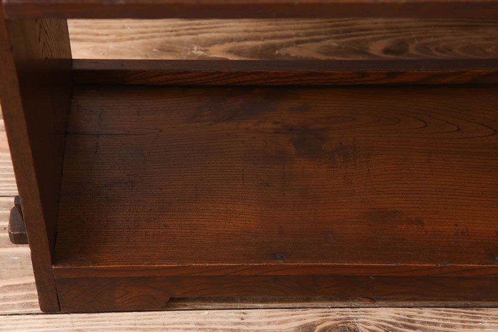 アンティーク家具　アンティーク　背の低い楔(くさび)式本棚(飾り棚・ディスプレイラック)(2)