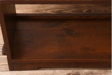 アンティーク家具　アンティーク　背の低い楔(くさび)式本棚(飾り棚・ディスプレイラック)(2)