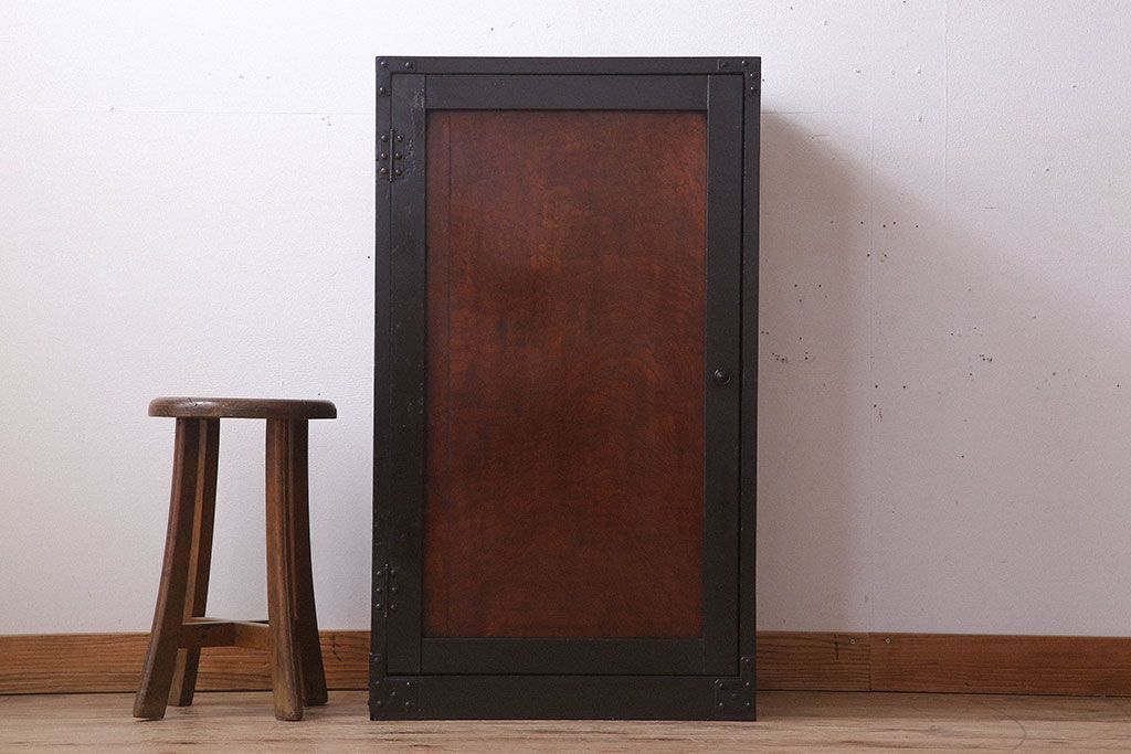 アンティーク家具　前面欅玉杢材　古い木製の小ぶりな時代戸棚