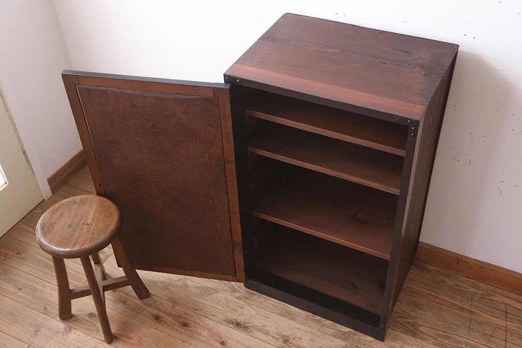 アンティーク家具　前面欅玉杢材　古い木製の小ぶりな時代戸棚