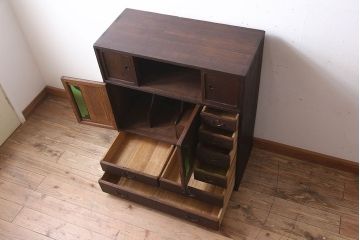 アンティーク家具　総桐材製　色ガラス入り!小ぶりなアンティーク収納棚