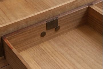 アンティーク家具　総桐材製　色ガラス入り!小ぶりなアンティーク収納棚