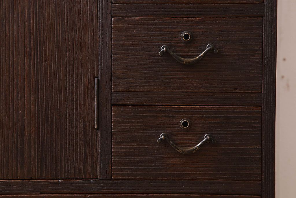 アンティーク家具　総桐材製　色ガラス入り!小ぶりなアンティーク収納棚