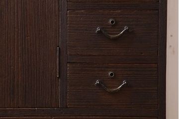 アンティーク家具　総桐材製　色ガラス入り!小ぶりなアンティーク収納棚