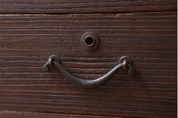 アンティーク家具　総桐材製　色ガラス入り!小ぶりなアンティーク収納棚