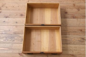 アンティーク家具　前面檜材　丸金具付き　和モダン　縦型のアンティーク帳場箪笥