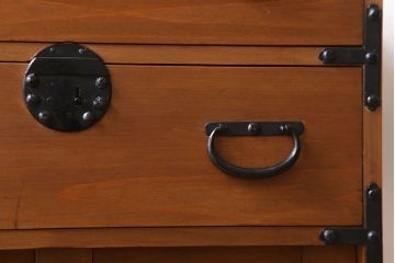アンティーク家具　前面檜材　丸金具付き　和モダン　縦型のアンティーク帳場箪笥