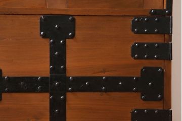 アンティーク家具　前面檜材　丸金具付き　和モダン　縦型のアンティーク帳場箪笥