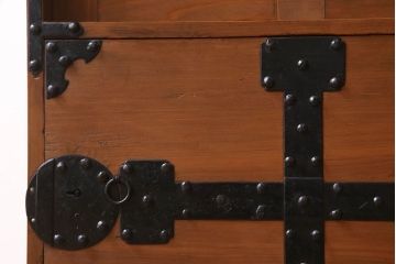 アンティーク家具　前面檜材　丸金具付き　和モダン　縦型のアンティーク帳場箪笥