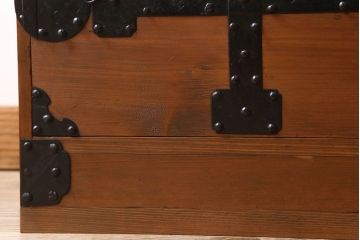 アンティーク家具　前面檜材　丸金具付き　和モダン　縦型のアンティーク帳場箪笥