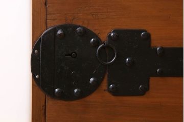 アンティーク家具　前面檜材　丸金具付き　和モダン　縦型のアンティーク帳場箪笥