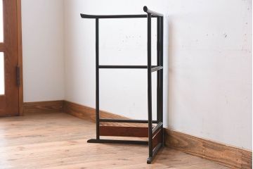 アンティーク雑貨　漆塗り　彫刻入り　古い木の味わい深い小さなアンティーク衣桁