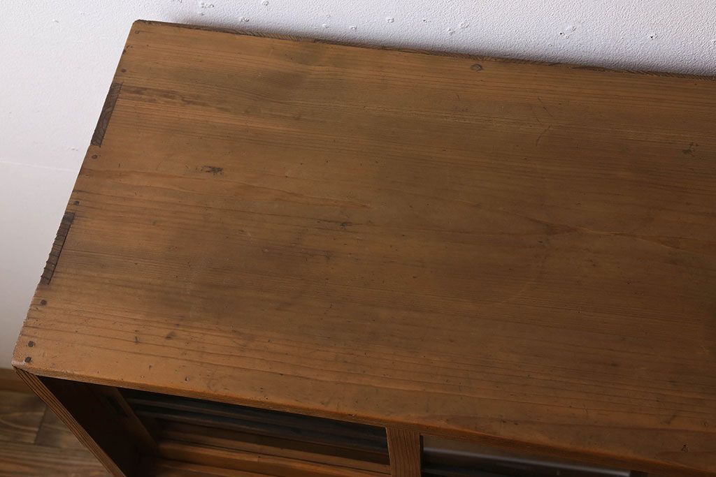 アンティーク家具　檜材　アンティーク　古い木味の大ぶりな収納棚