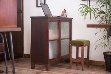 レトロ家具　脚付き　ダイヤガラス引き戸　昭和レトロな収納棚
