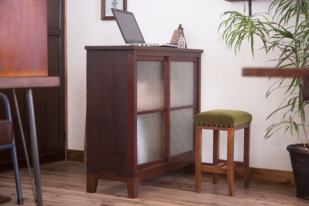 レトロ家具　脚付き　ダイヤガラス引き戸　昭和レトロな収納棚