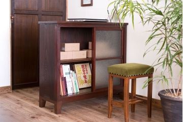 レトロ家具　脚付き　ダイヤガラス引き戸　昭和レトロな収納棚