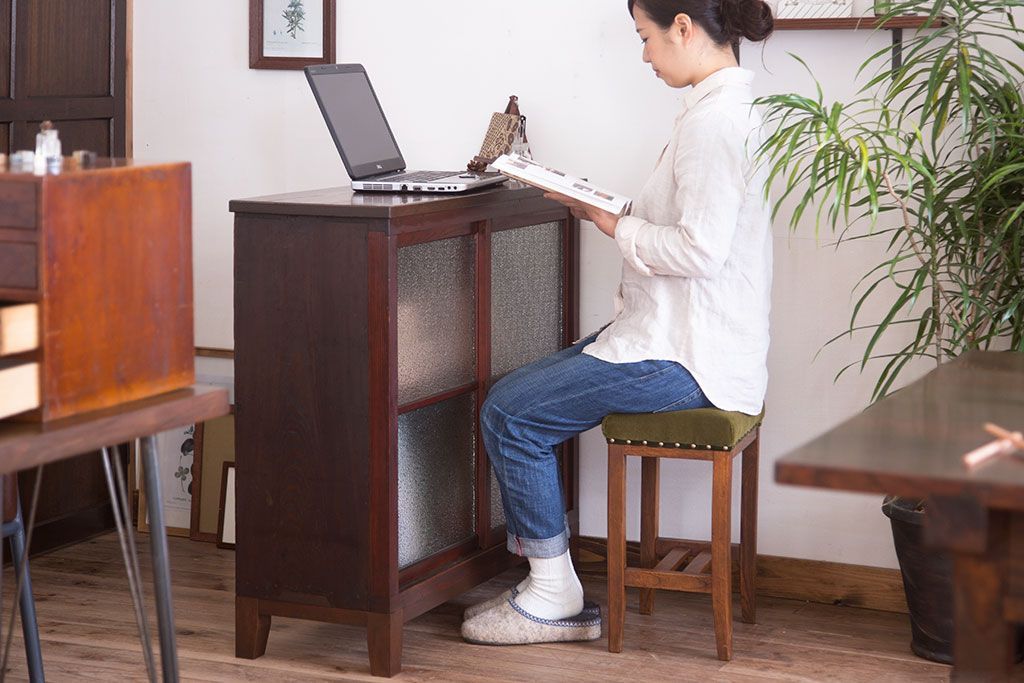 レトロ家具　脚付き　ダイヤガラス引き戸　昭和レトロな収納棚