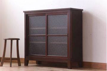 レトロ家具　脚付き　ダイヤガラス引き戸　昭和レトロな収納棚
