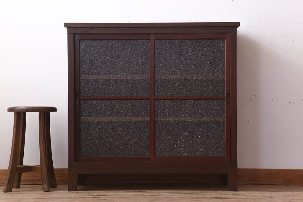 レトロ家具　脚付き　ダイヤガラス引き戸　昭和レトロな収納棚