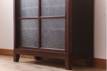 レトロ家具　脚付き　ダイヤガラス引き戸　昭和レトロな収納棚