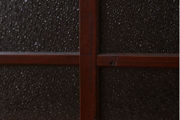 レトロ家具　脚付き　ダイヤガラス引き戸　昭和レトロな収納棚