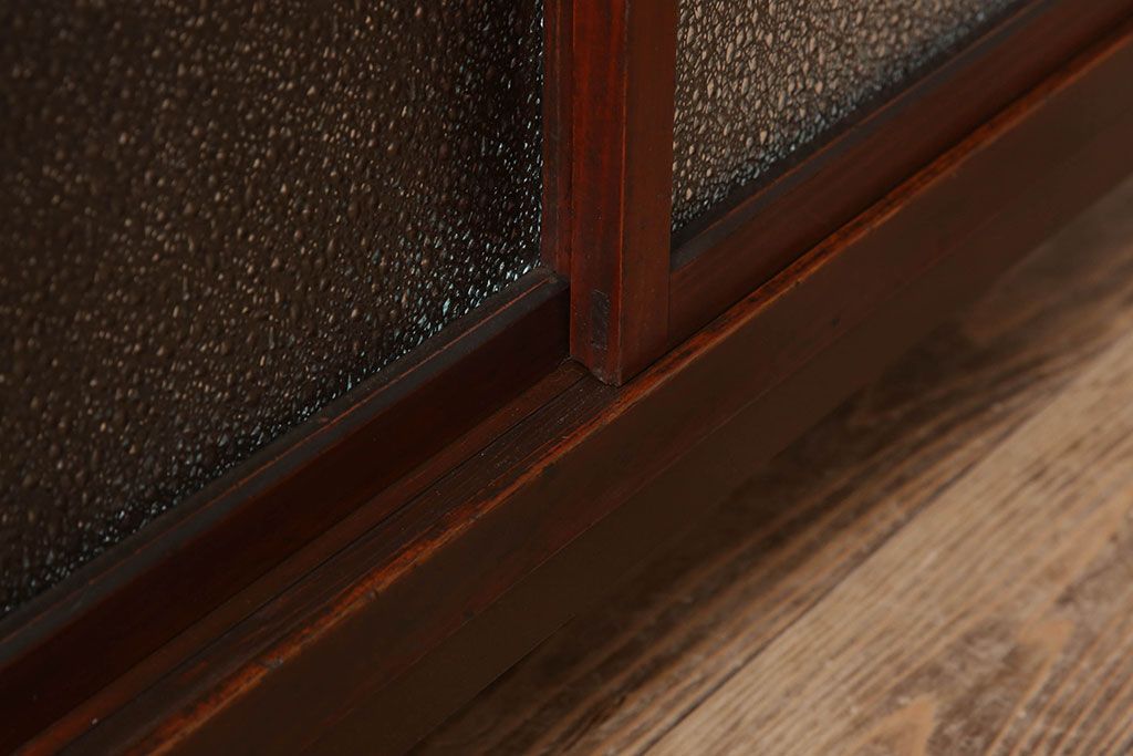 レトロ家具　脚付き　ダイヤガラス引き戸　昭和レトロな収納棚