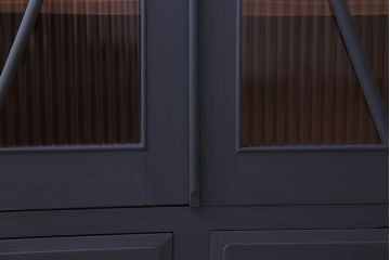 レトロ家具　モールガラス入り　菱型デザインのレトロな本箱(ブックケース)