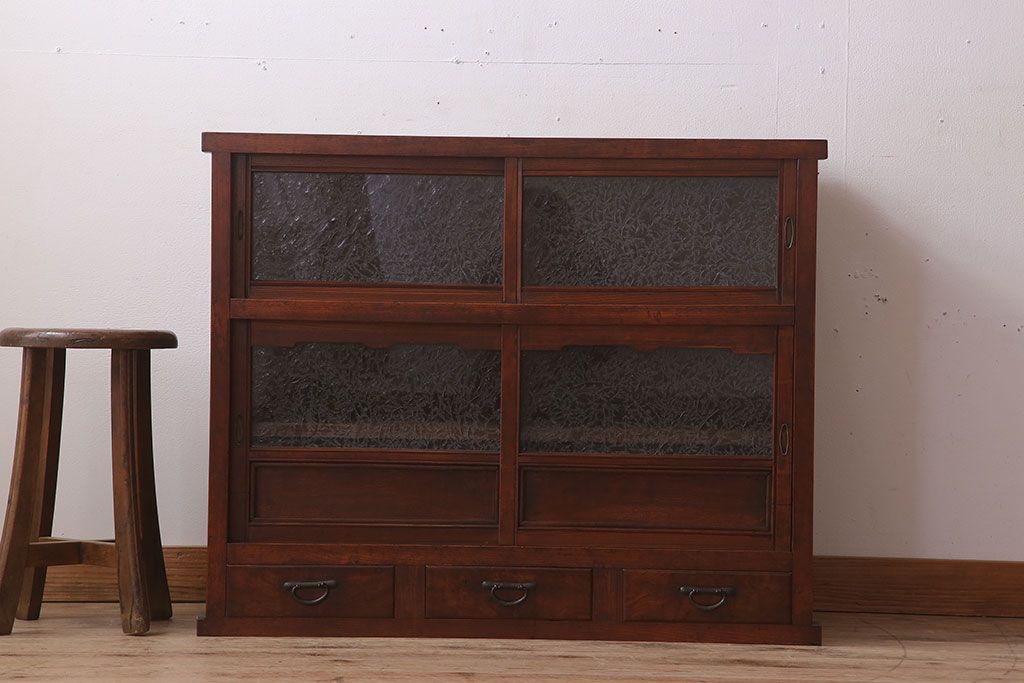 アンティーク家具　結霜ガラス入り!前面欅材の小ぶりなアンティーク収納棚