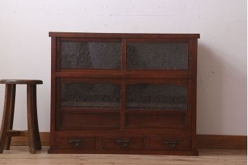 アンティーク家具　結霜ガラス入り!前面欅材の小ぶりなアンティーク収納棚