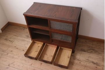 アンティーク家具　結霜ガラス入り!前面欅材の小ぶりなアンティーク収納棚