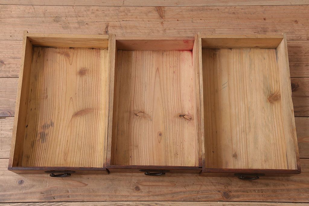 アンティーク家具　結霜ガラス入り!前面欅材の小ぶりなアンティーク収納棚