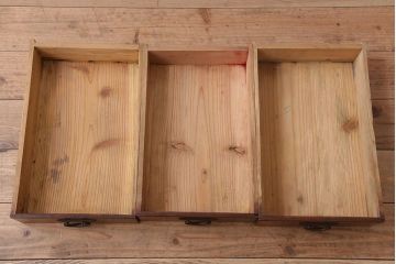 アンティーク家具　結霜ガラス入り!前面欅材の小ぶりなアンティーク収納棚