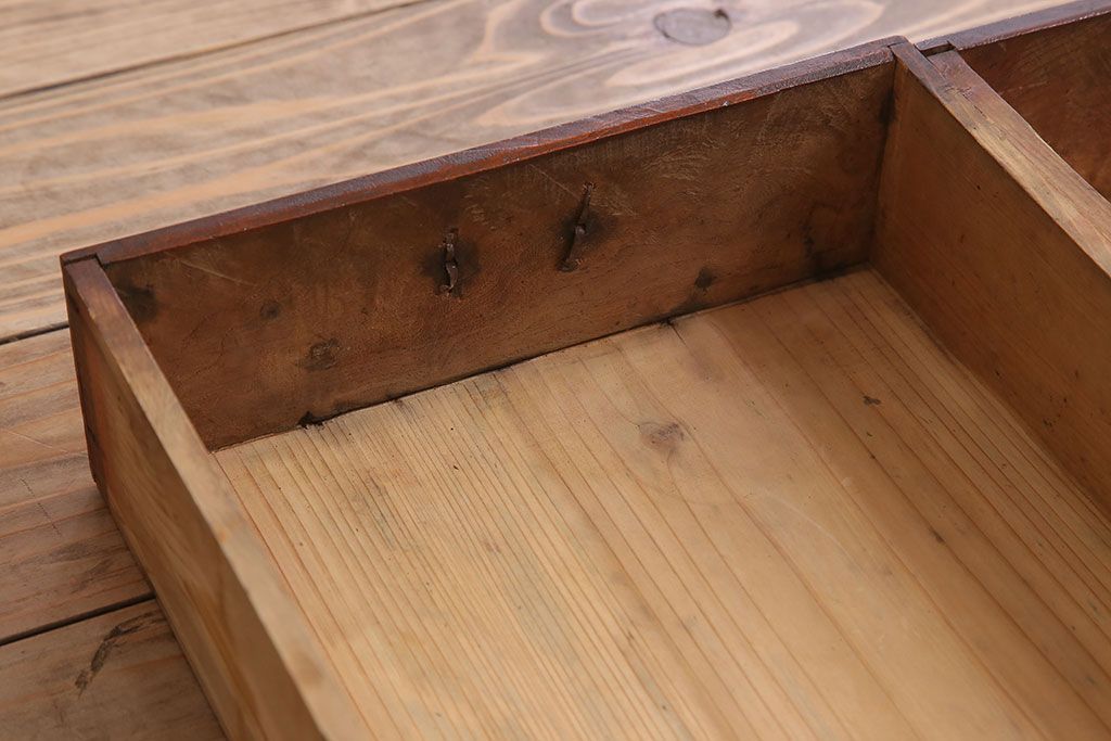 アンティーク家具　結霜ガラス入り!前面欅材の小ぶりなアンティーク収納棚