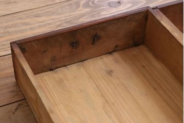 アンティーク家具　結霜ガラス入り!前面欅材の小ぶりなアンティーク収納棚