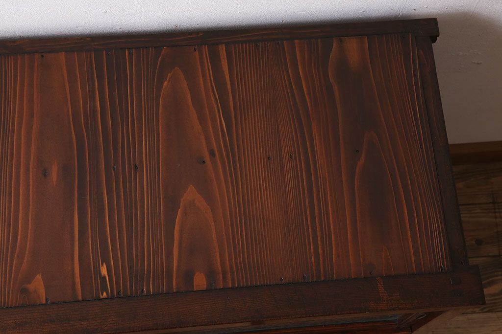 アンティーク家具　結霜ガラス入り!前面欅材の小ぶりなアンティーク収納棚