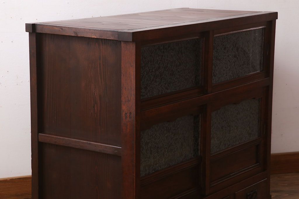 アンティーク家具　結霜ガラス入り!前面欅材の小ぶりなアンティーク収納棚