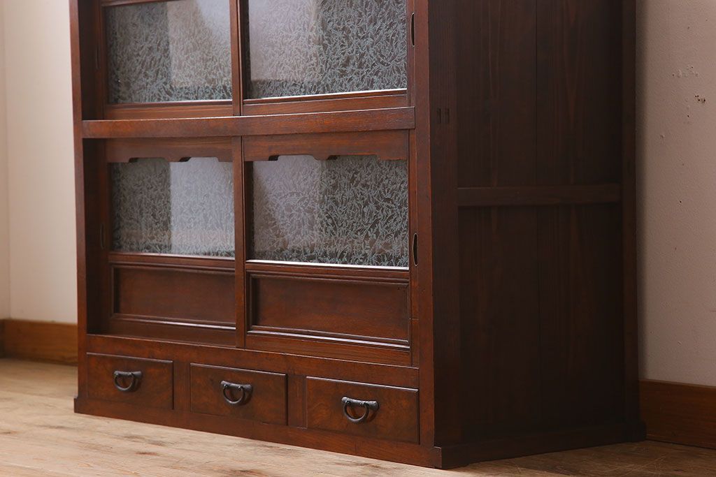 アンティーク家具　結霜ガラス入り!前面欅材の小ぶりなアンティーク収納棚