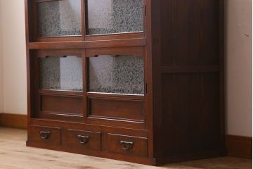 アンティーク家具　結霜ガラス入り!前面欅材の小ぶりなアンティーク収納棚